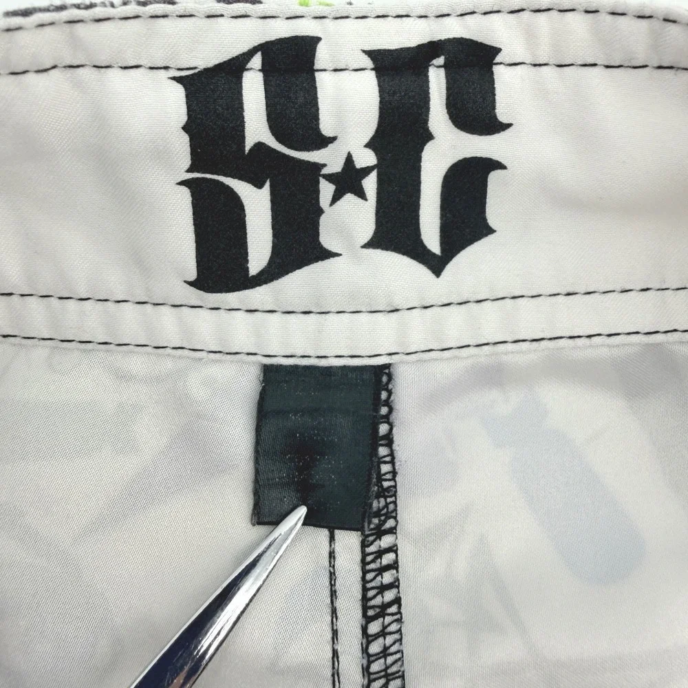 So-Cal Board Shorts Mens 32x12 White‎ Graffiti Skulls Uncle Sam Punk Pockets Y2K